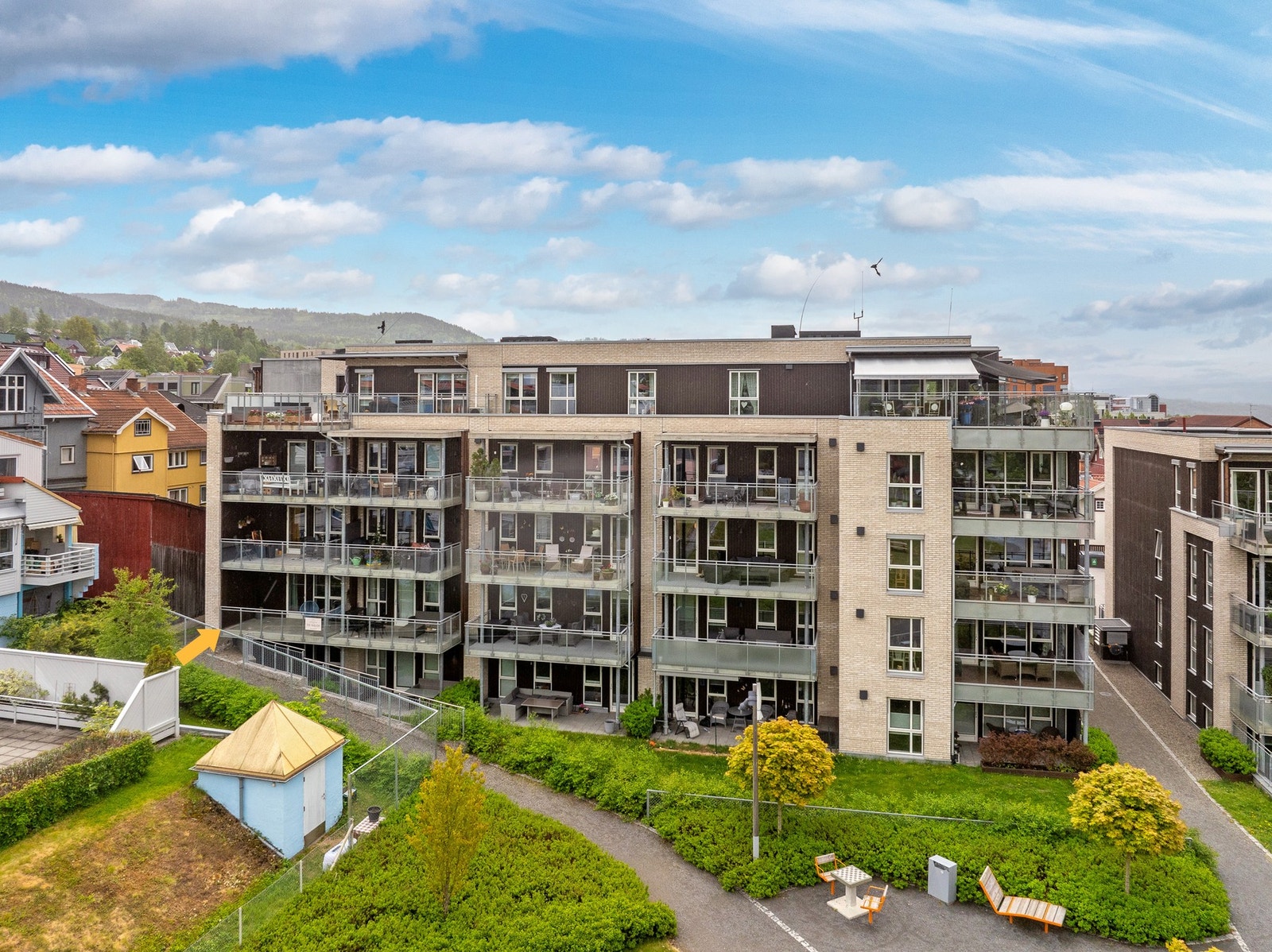 Leiligheten ligger på enden i 2. etasje Galleribilde