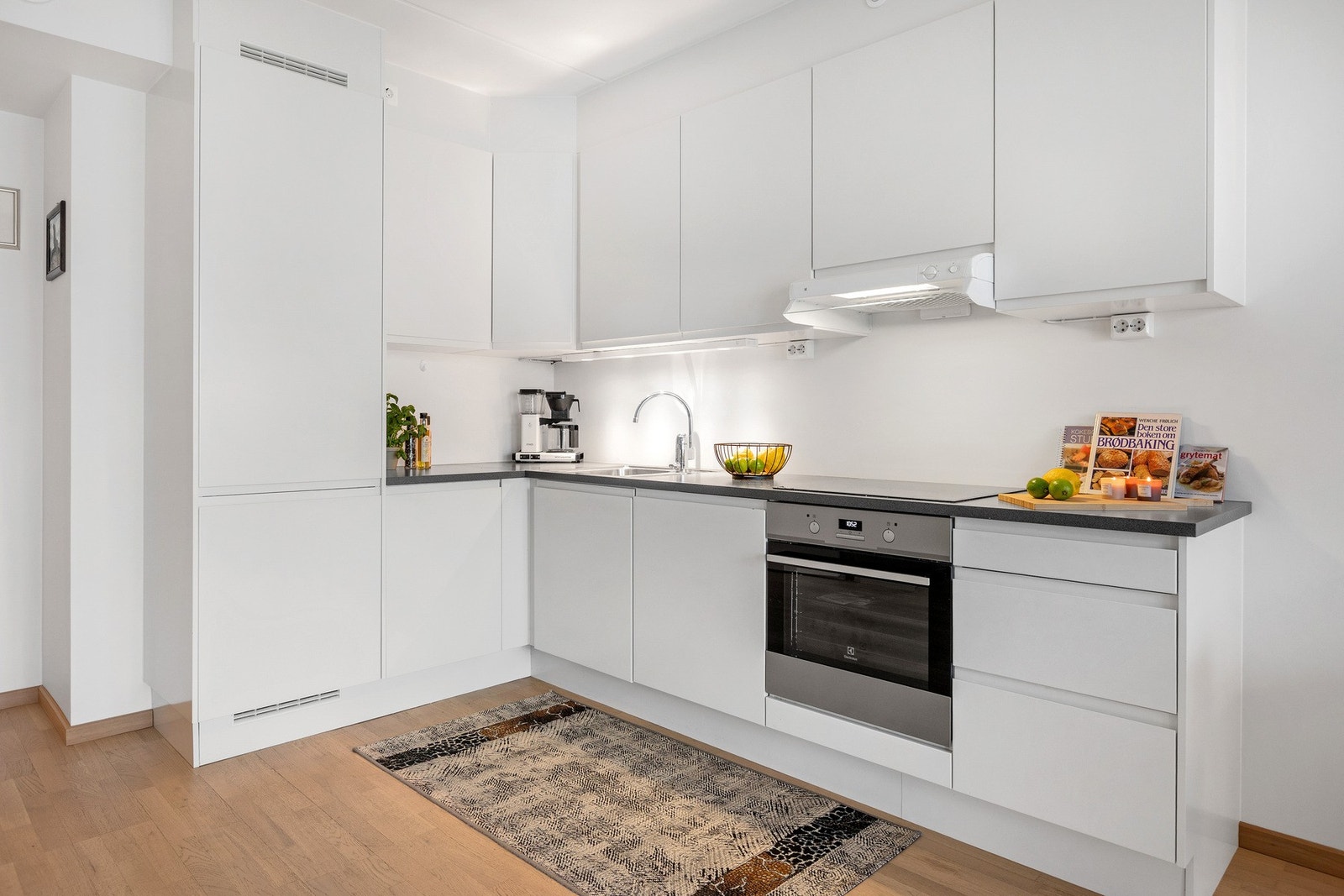 Stilren innredning med integrerte hvitevarer Galleribilde