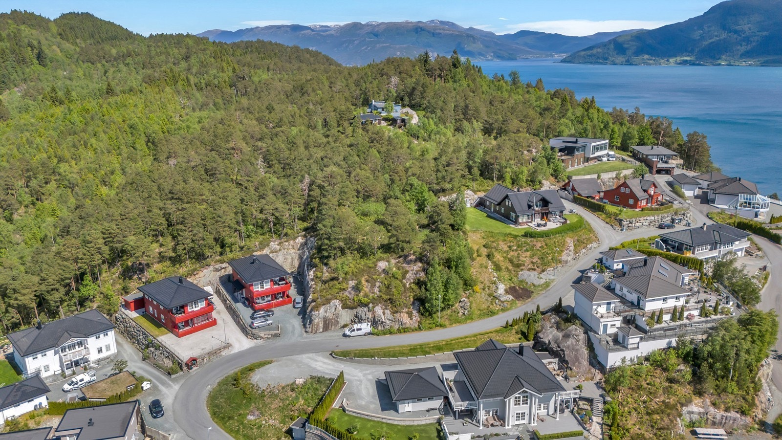 Det er lagt strøm og fiber frem til tomtegrensen. Galleribilde