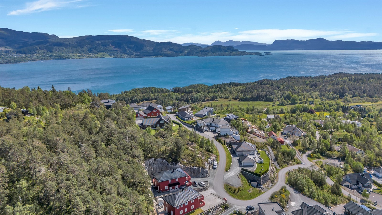 Nydelig sjøutsikt over Bjørnafjorden og sol fra tidlig morgen til sent på kveld. Galleribilde