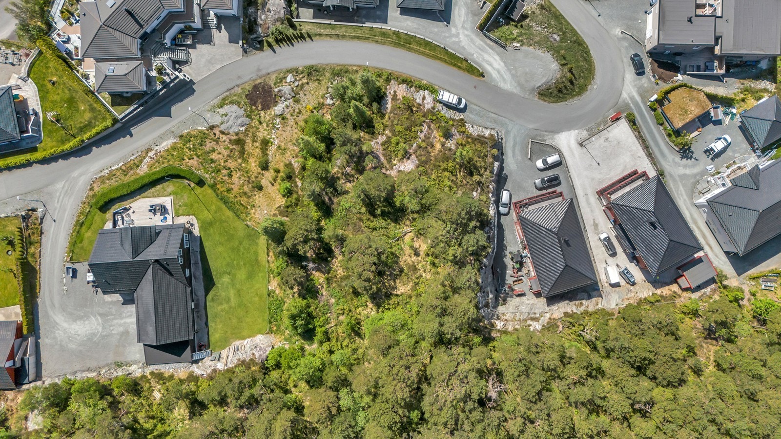 Avgift for påkobling av avløp og tilknytning til felles privat vei er inkl. i prisen. Kjøper må selv besørge eget borehull for vann. Galleribilde