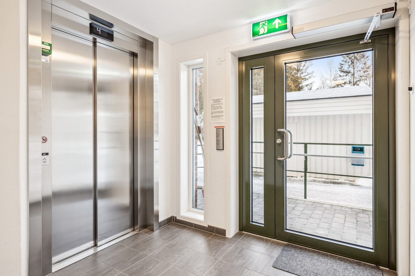 Inngangspartiet med heis som også går ned til kjelleren der leiligheten har en privat bod Galleribilde