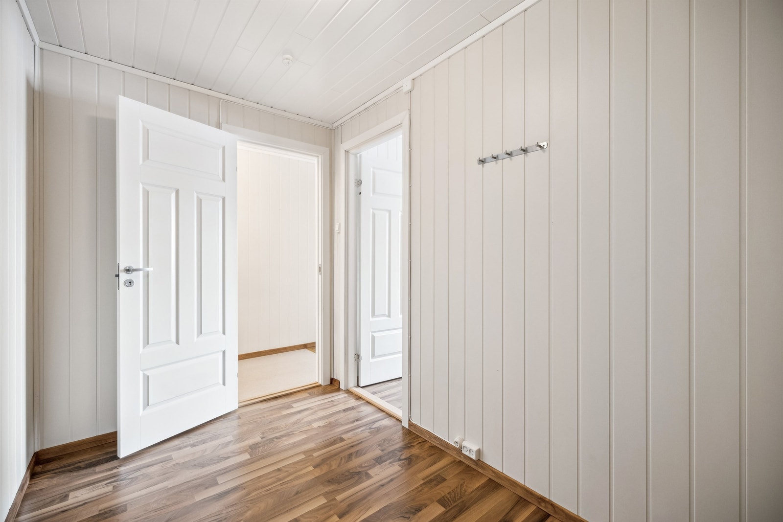 Garderobe tilknyttet soverommet Galleribilde