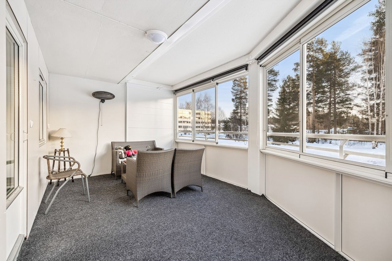 Balkongen er romslig og det er god plass til flere sittegrupper Galleribilde