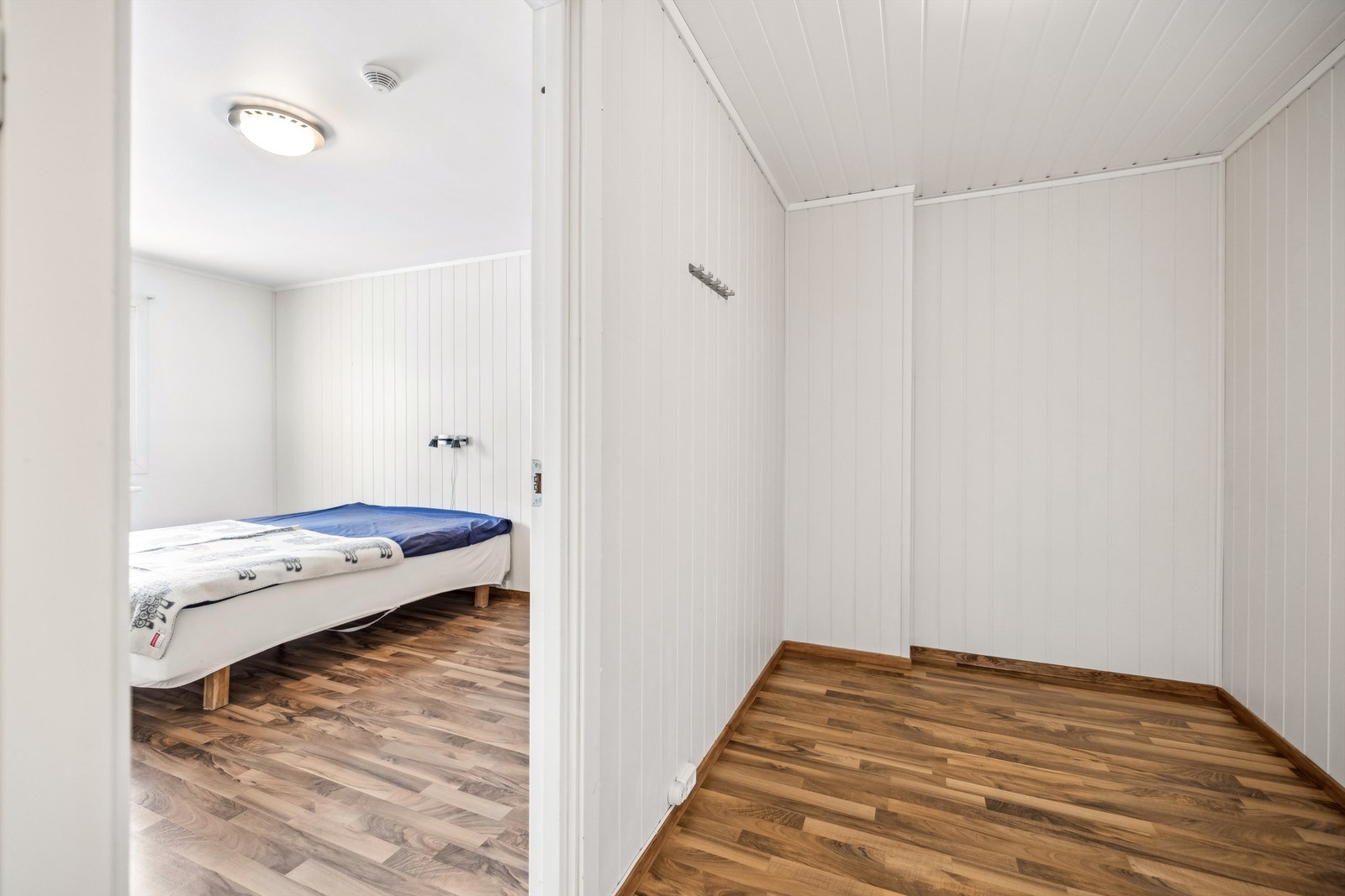 Soverom og garderobe/bod Galleribilde