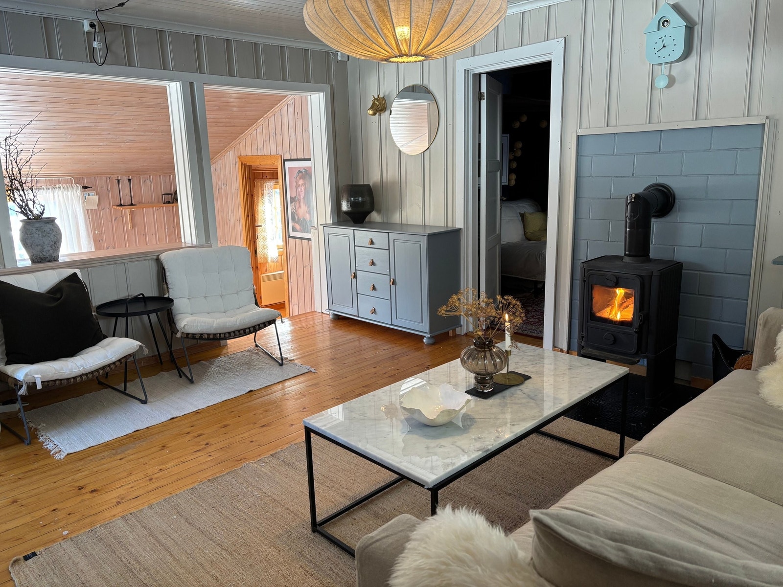 Åpen løsning mot spisestue slipper inn rikelig med dagslys. Hytta har godt med sitteplasser i både stue og spisestue. Galleribilde