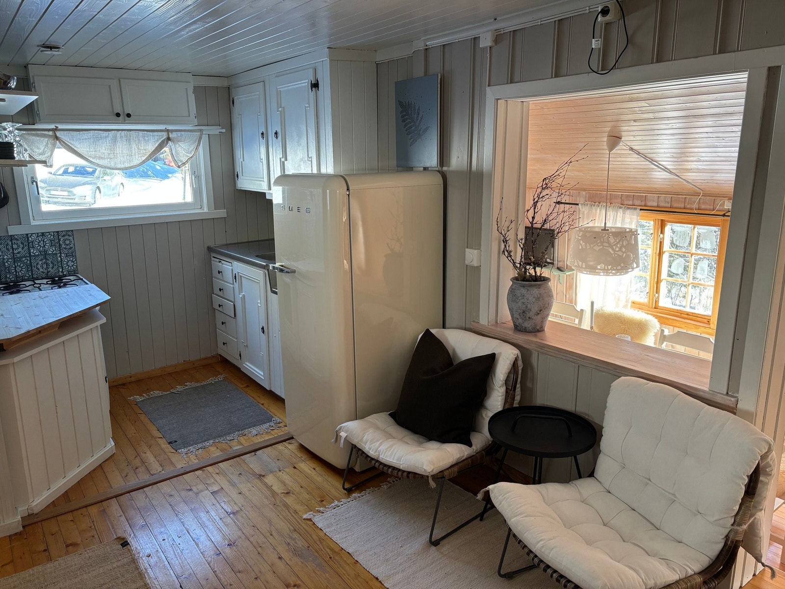 Egen kjøkkenkrok med benkplate i heltre, utslagsvask og hyller/ skap til oppbevaring. Kjøleskap og fryser i tilknytning til kjøkken. Galleribilde