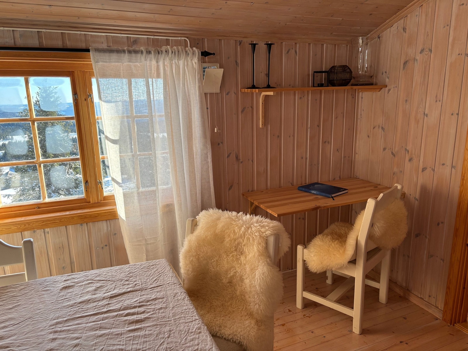 En liten arbeidsplass i tilknytning til spisestue. Galleribilde