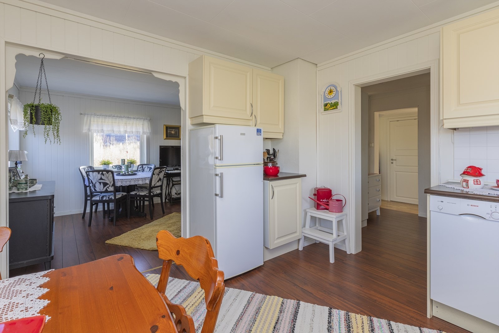 Kjøkken med inngang til stuen Galleribilde