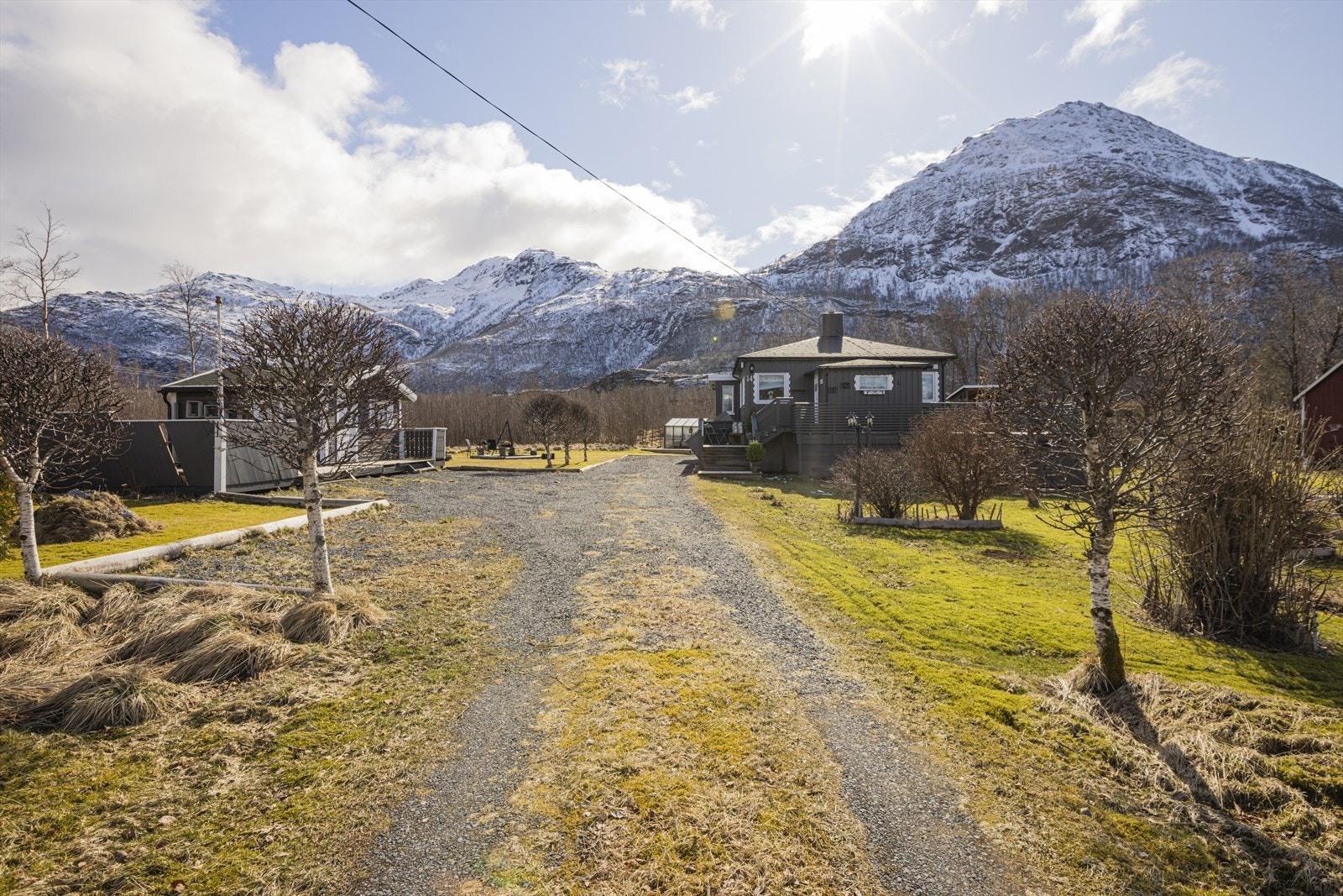 Innkjørselen til Skranstadveien 14 Galleribilde