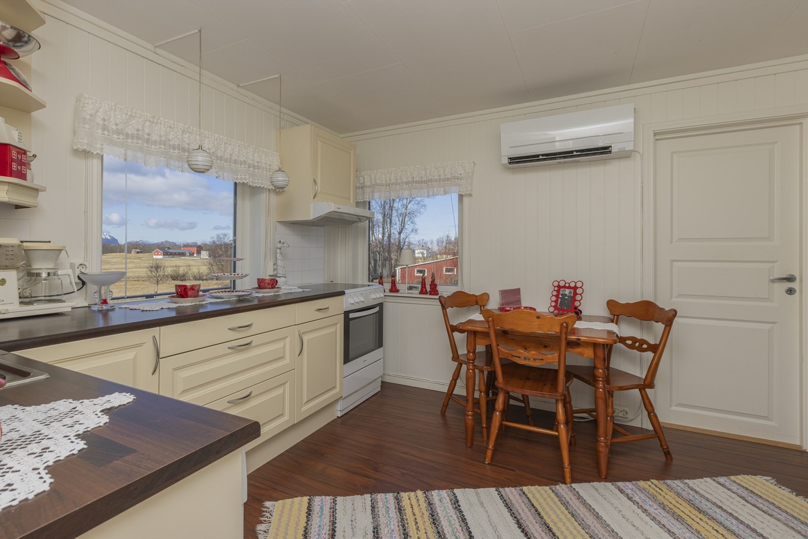 Kjøkken med spisekrok Galleribilde