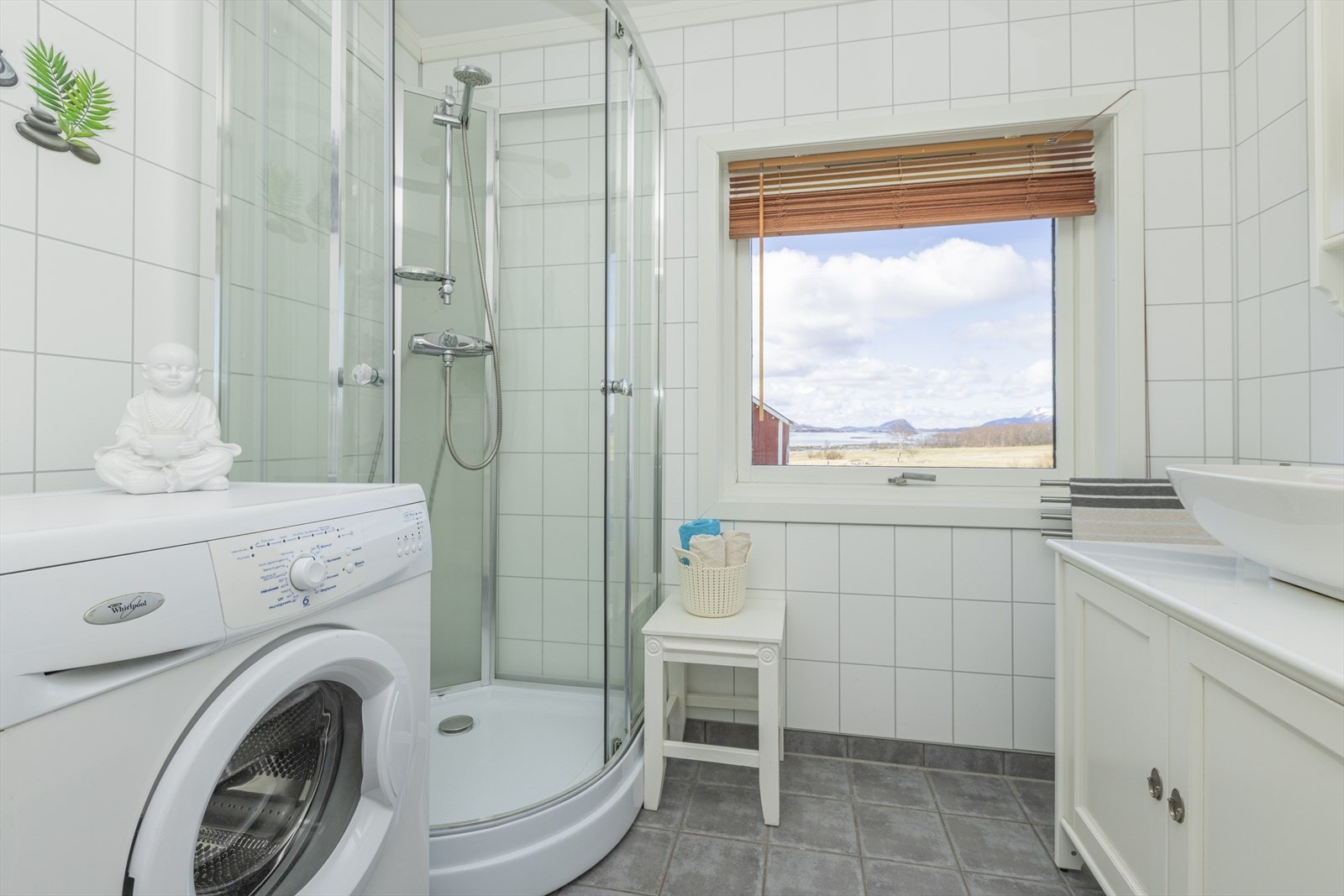 Lyst og flott baderom Galleribilde