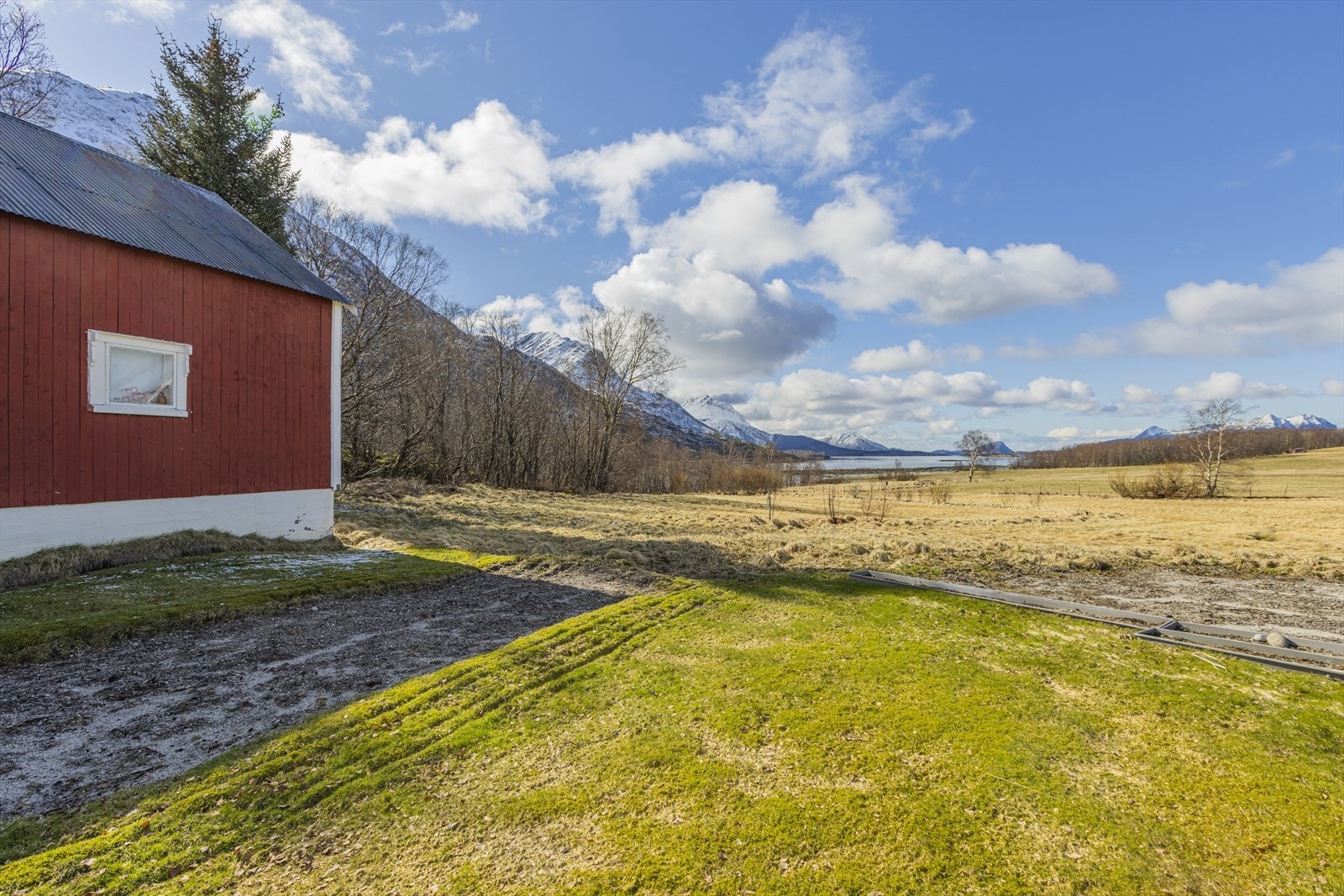 Utsikt fra fjøsen og ned mot havet Galleribilde