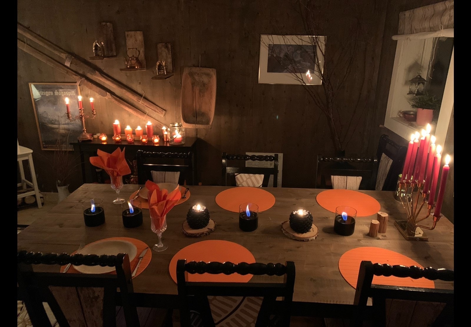 Dekket opp til fest i fjøset.jpg Galleribilde