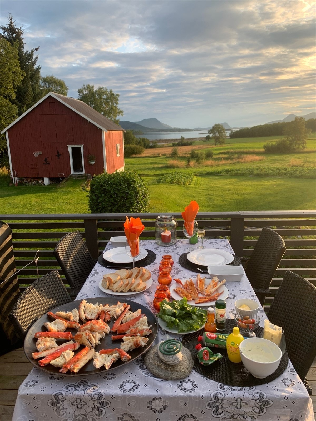 Kveldsmat på terrassen i solnedgang Galleribilde