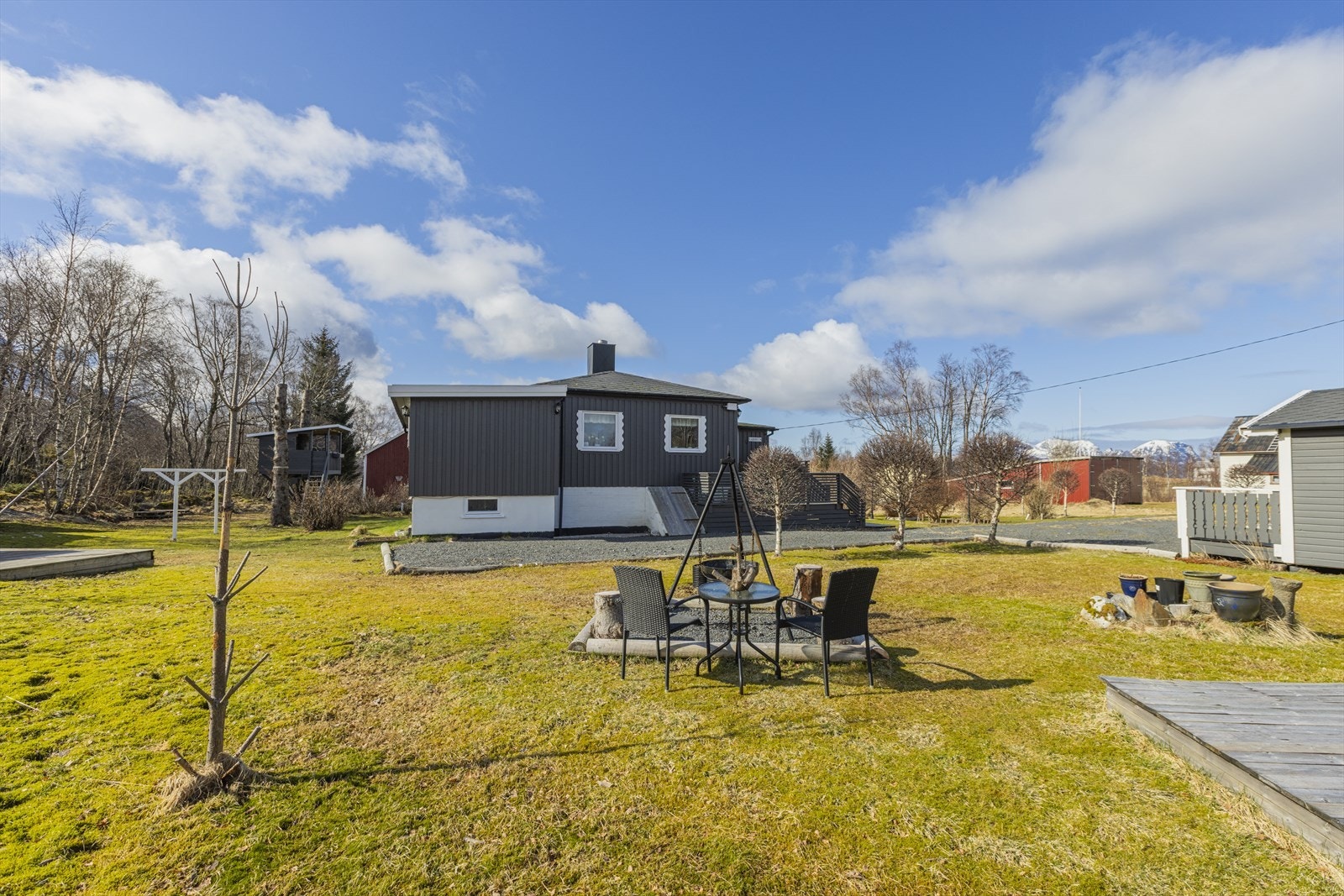 Fra bålplass og videre mot boligen Galleribilde