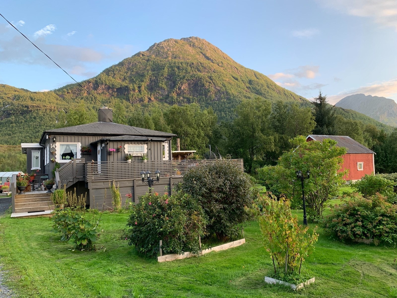 Boligen og deler av tomt mot fjøsdelen Galleribilde