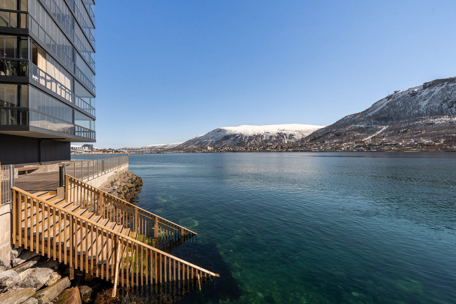 Flotte uteområder med sjøtrapp for bading og utsett av kajakk.