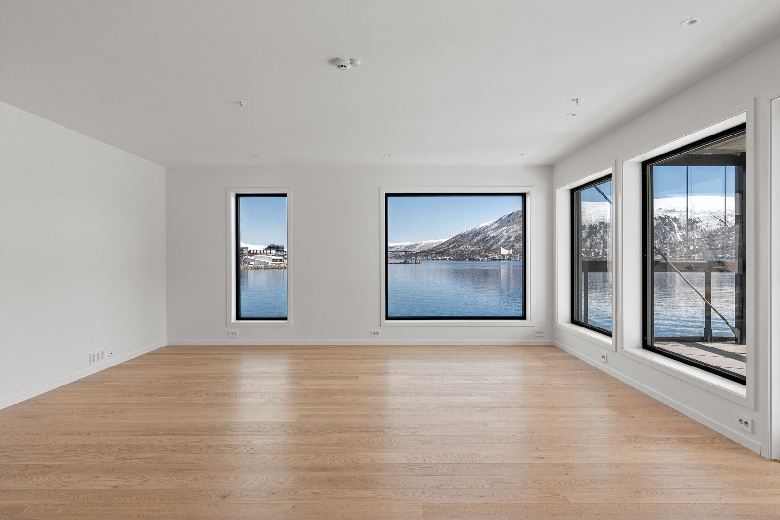 Lys og fin stue med downlights og 1-stavs eikeparkett. Panormautsikt!