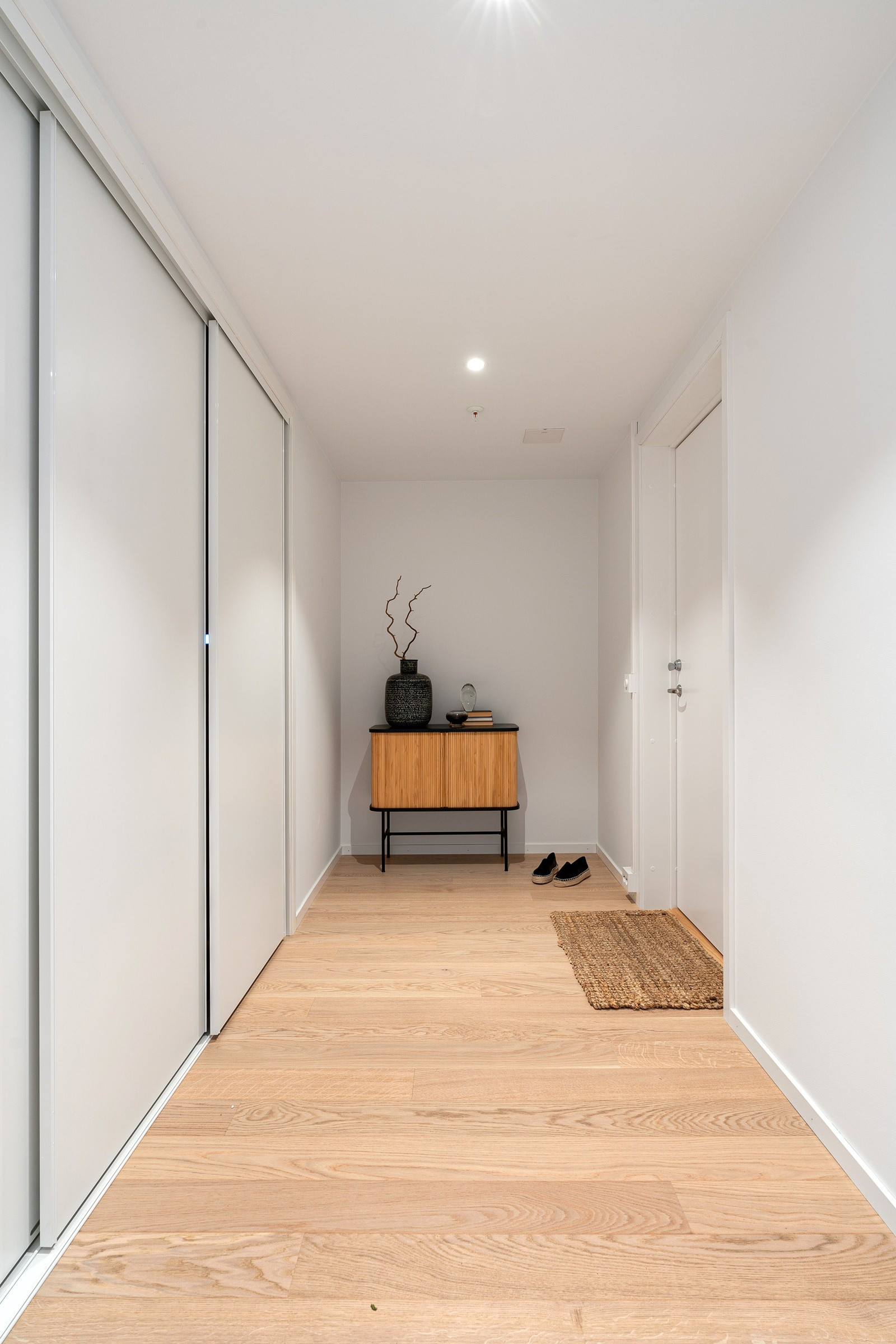 Velkommen inn. Gode oppbevaringsmuligheter i skyvedørsgarderobe.
