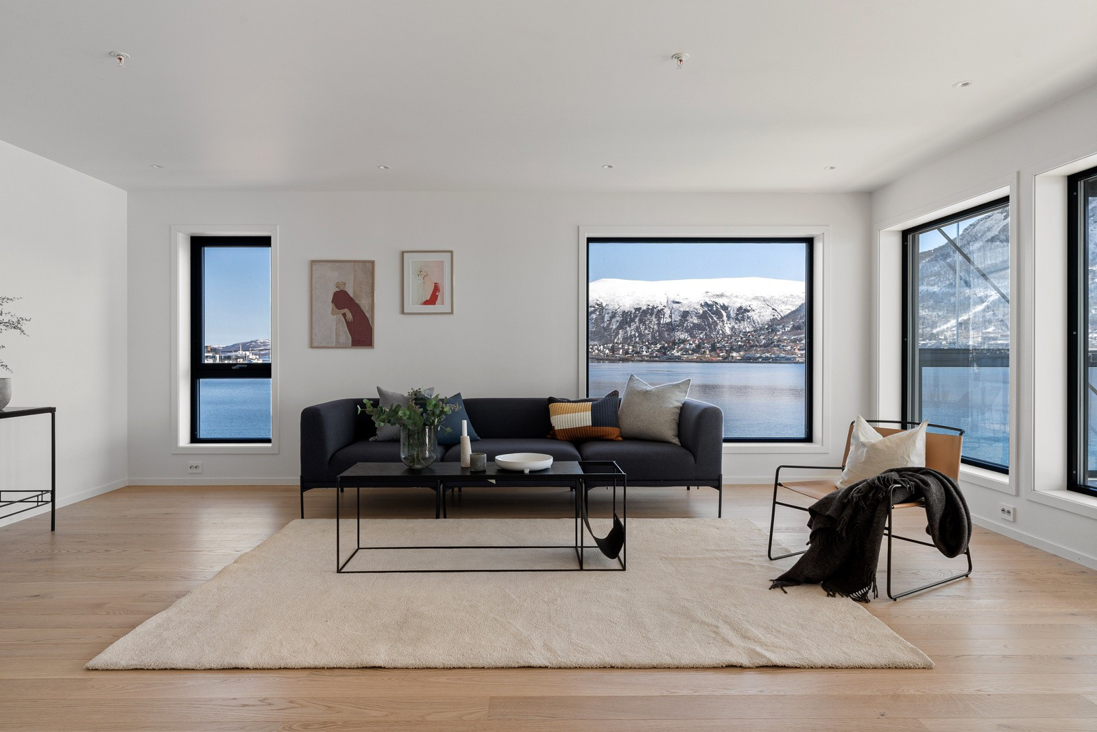 Lys og fin stue med downlights og 1-stavs eikeparkett. Panormautsikt!