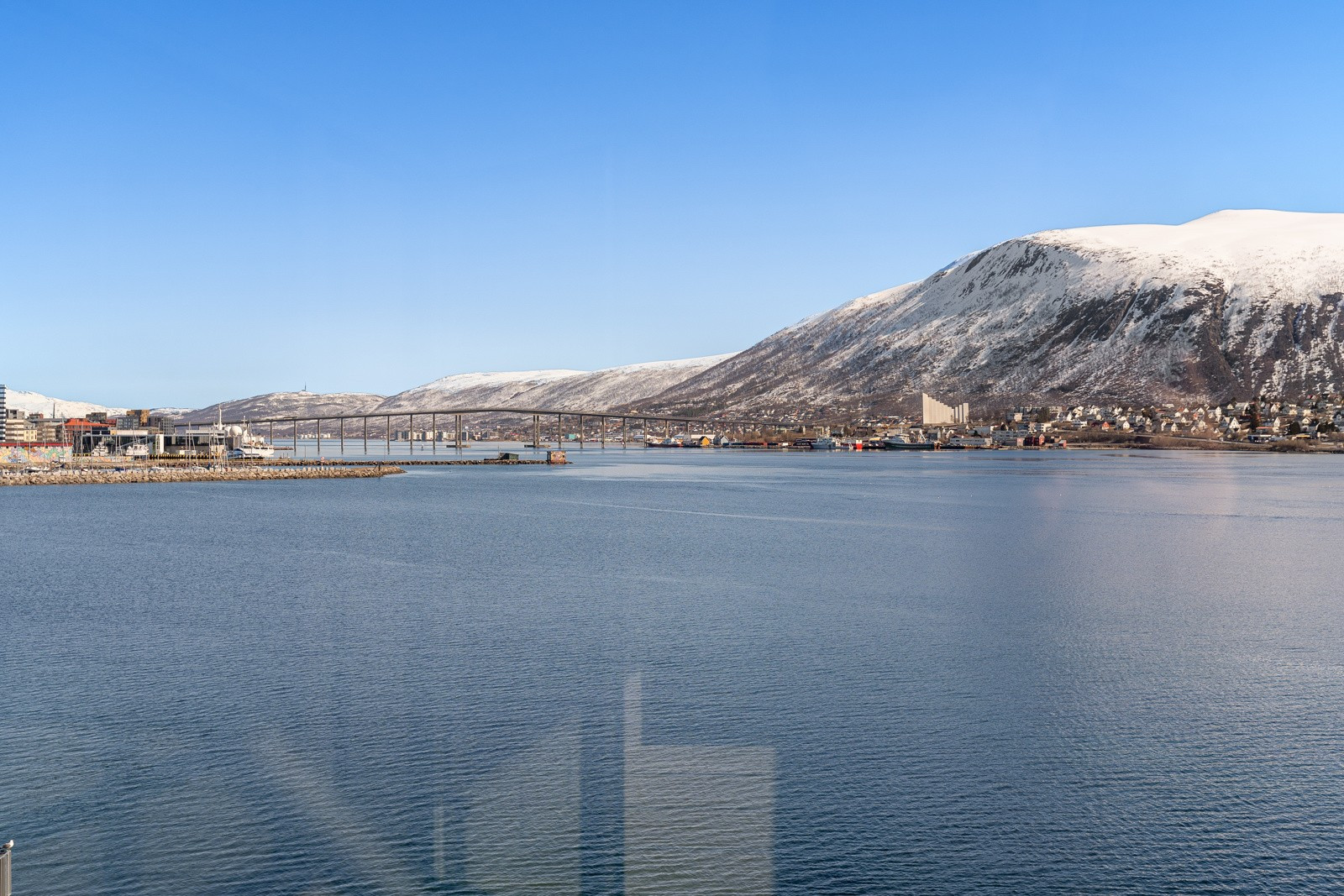 Nærhet til parker, flotte turområder og Strandpromenade langs havet.
