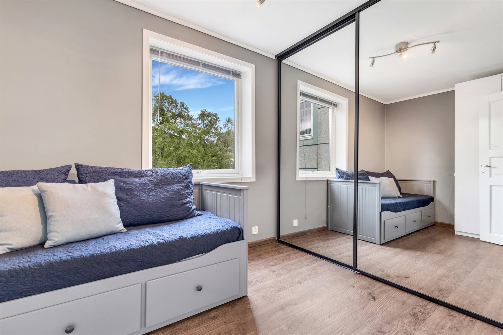 Stor skyvedørsgarderobe med speilfronter. Galleribilde