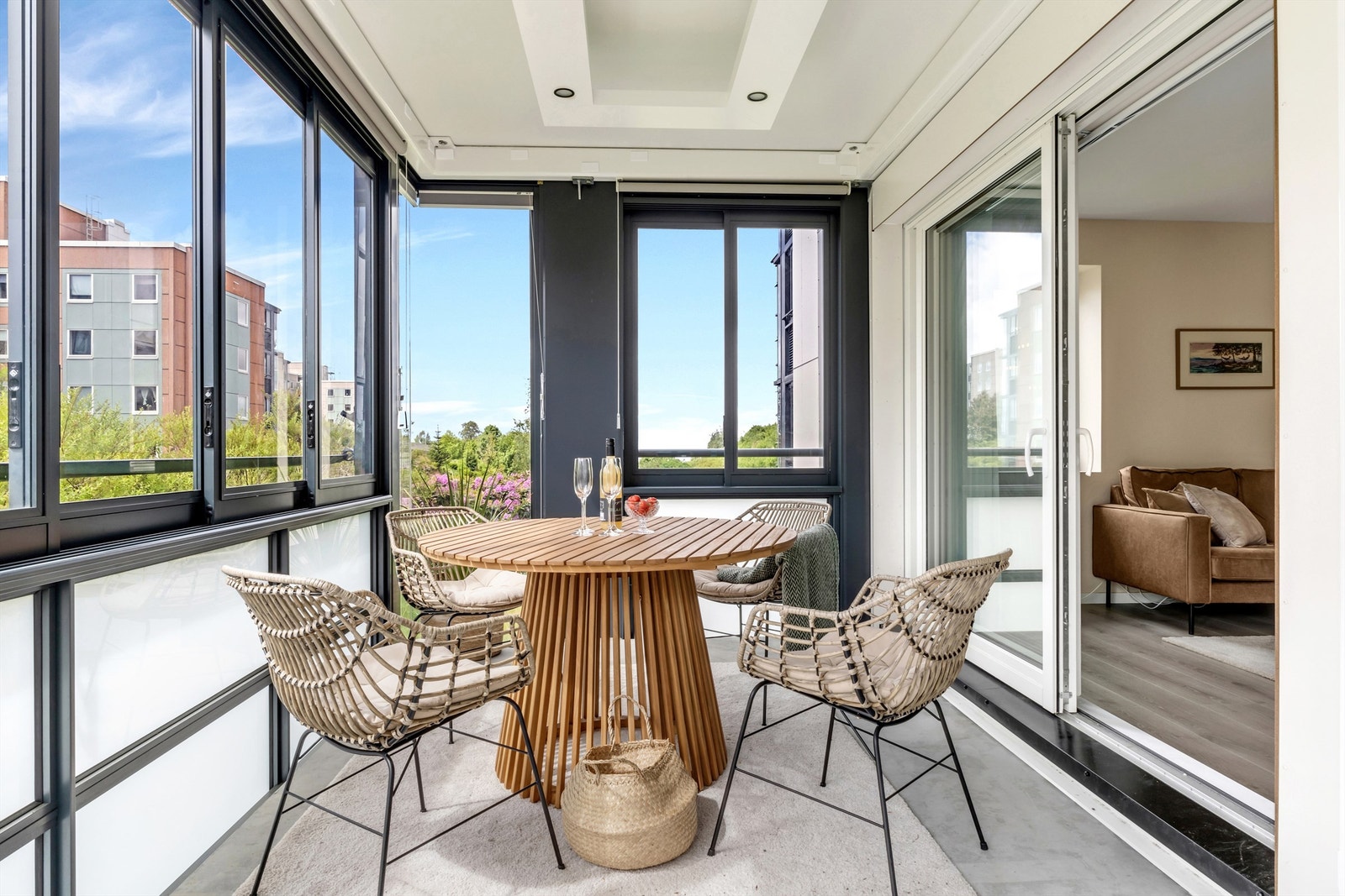 Fra stue har man utgang til en innglasset sørvestvendt balkong på 12 kvm som ble rehabilitert i 2024. Galleribilde