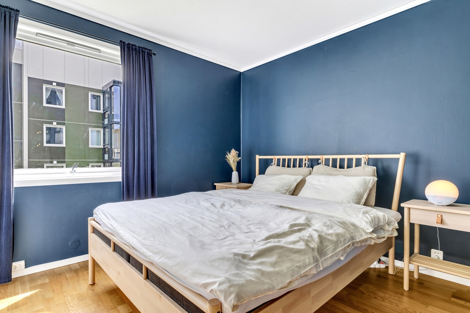 Leiligheten har totalt 3 soverom. Hovedsoverommet er av god størrelse med plass til dobbeltseng og garderobeløsning. Dette rommet ligger i tilknytning til stuen. Galleribilde