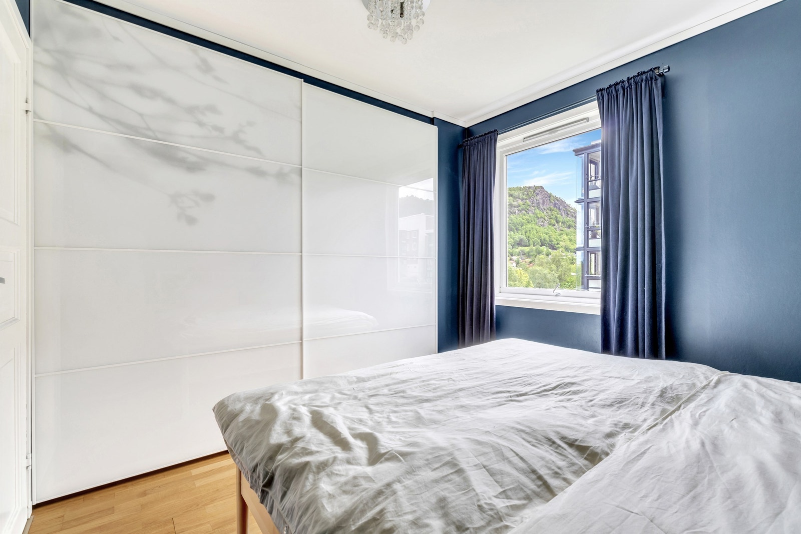 Garderobeskap medfølger. Galleribilde