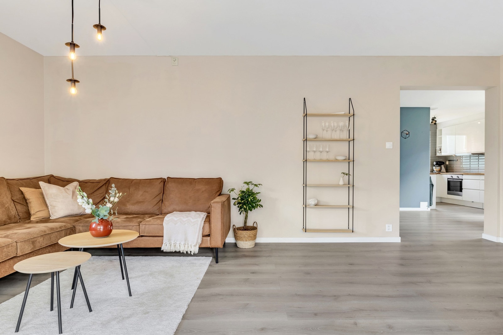 Kjøkkenet ligger fint plassert like i tilknytning til stuen. Galleribilde