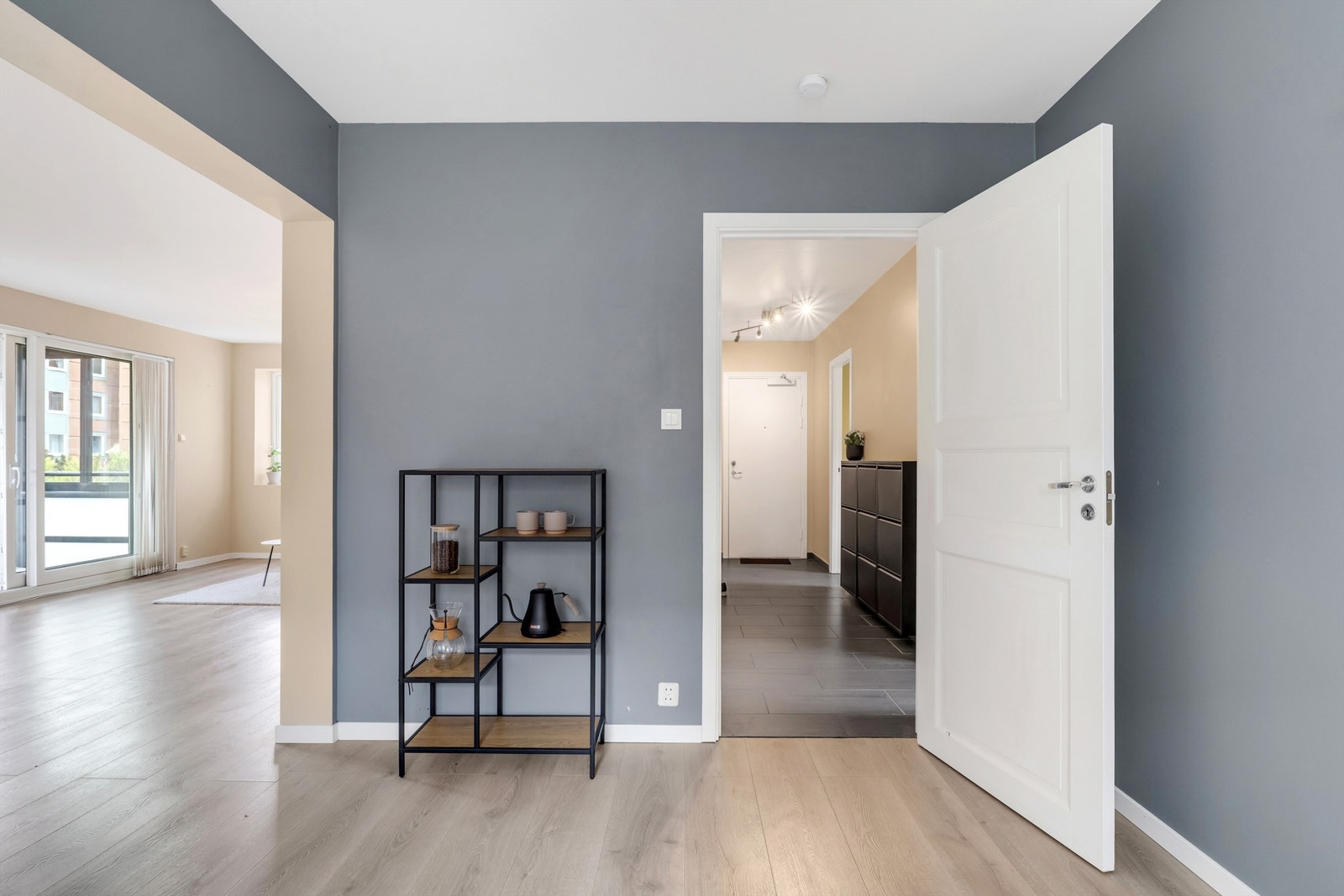 Romslig gang med fliser på gulv. Galleribilde