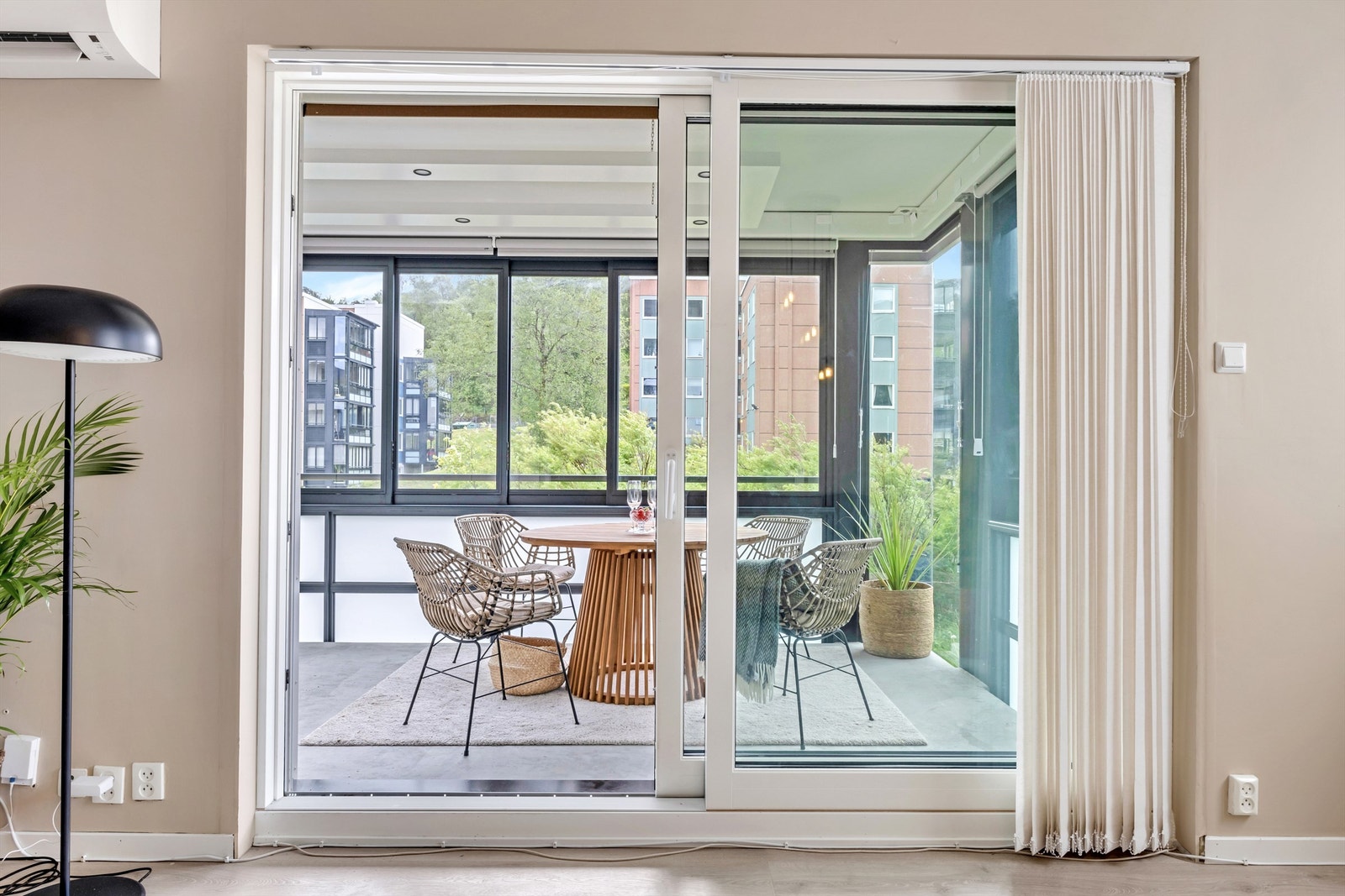 Den nye balkongen gir en forlengelse av stuen. Galleribilde