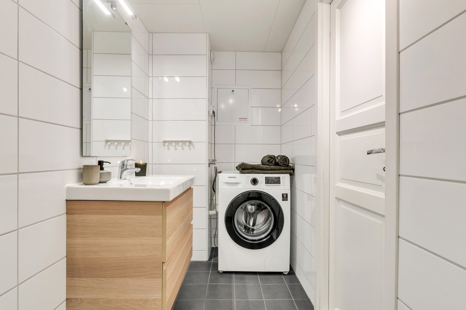 Det er varme i gulv, og opplegg for vaskemaskin og tørketrommel. Galleribilde