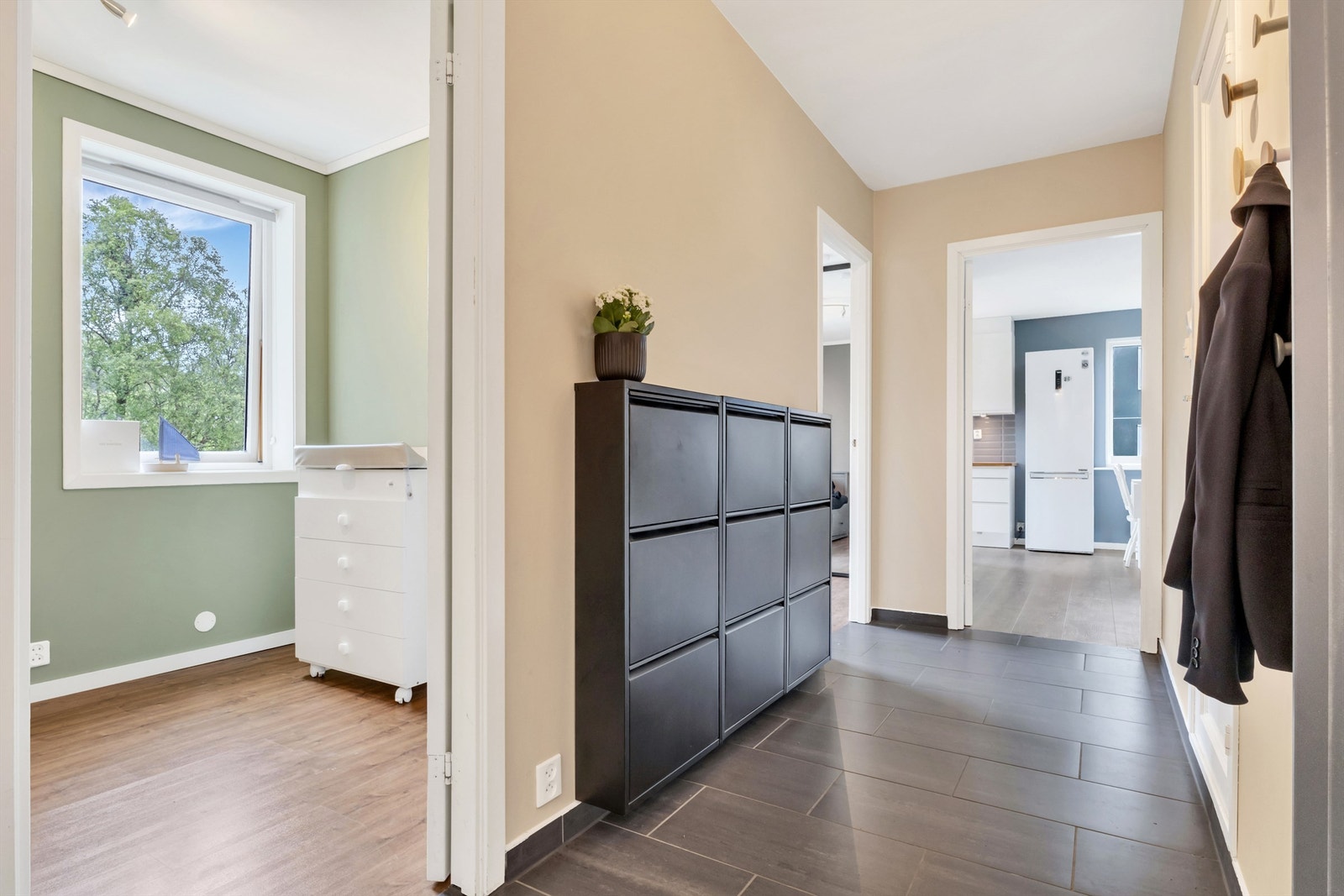 Gangen leder videre til 2 soverom, bad og gjestetoalett. Galleribilde