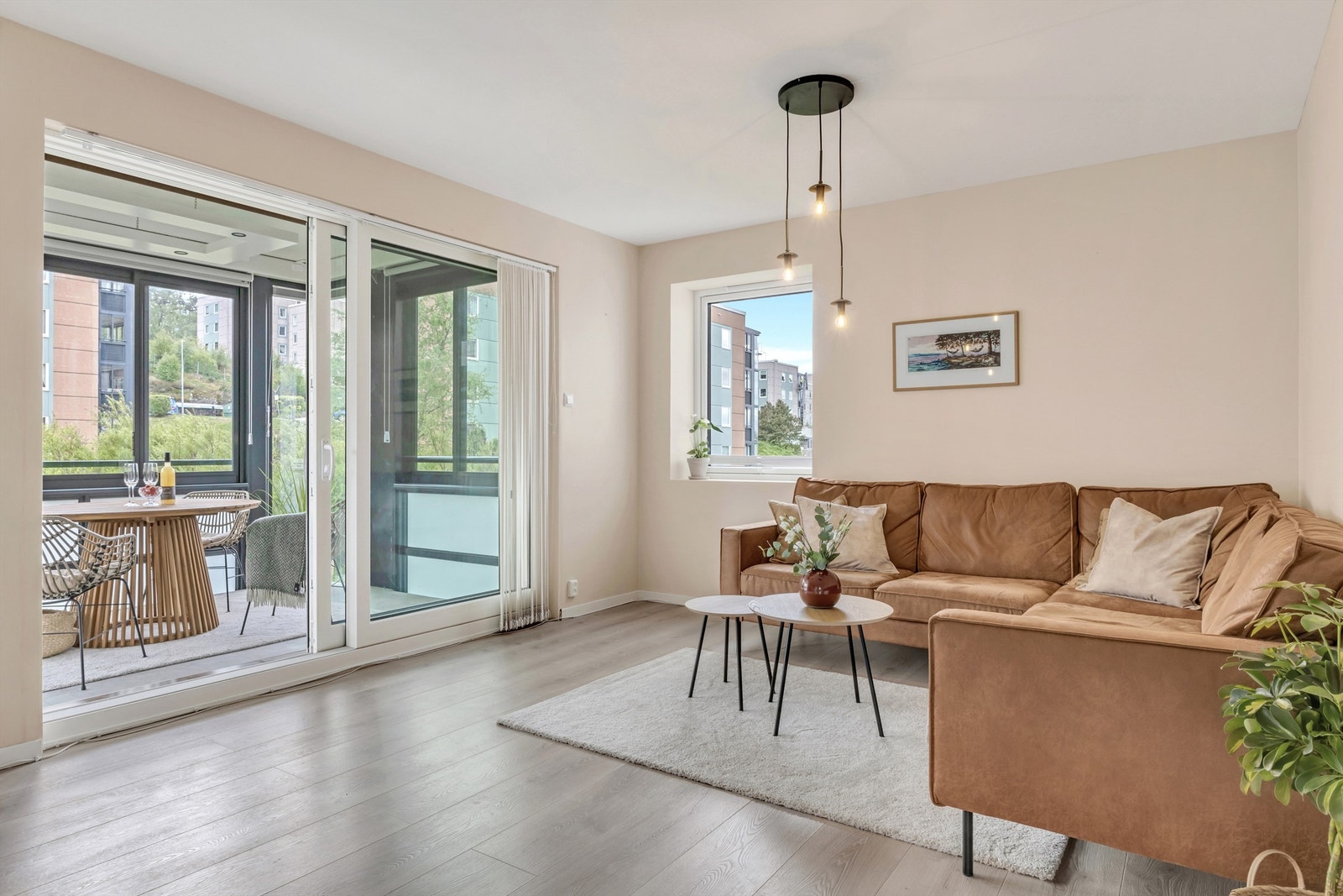 Lekker og lys stue med pene fargevalg. Utgang til en herlig balkong. Galleribilde