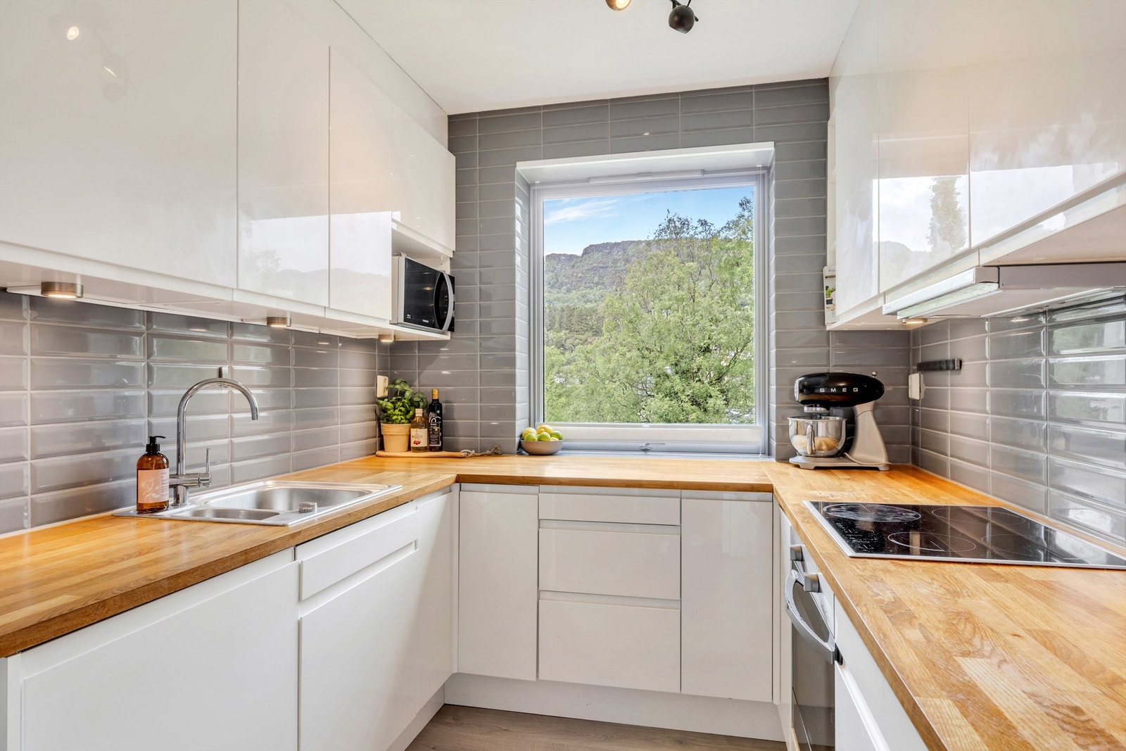 Kjøkkenet er godt utstyrt med stekeovn, platetopp og oppvaskmaskin. Galleribilde