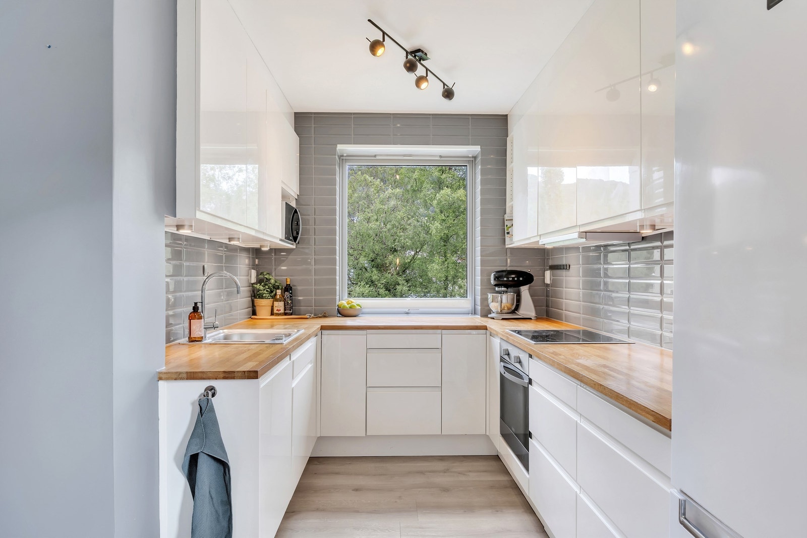 Pent og moderne kjøkkeninnredning levert av HTH fra 2013. Galleribilde