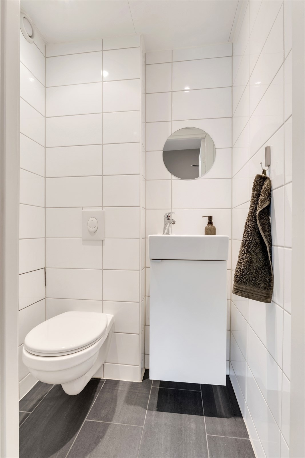 Praktisk gjestetoalett like ved inngangspartiet til leiligheten. Her er det også varme i gulv. Galleribilde