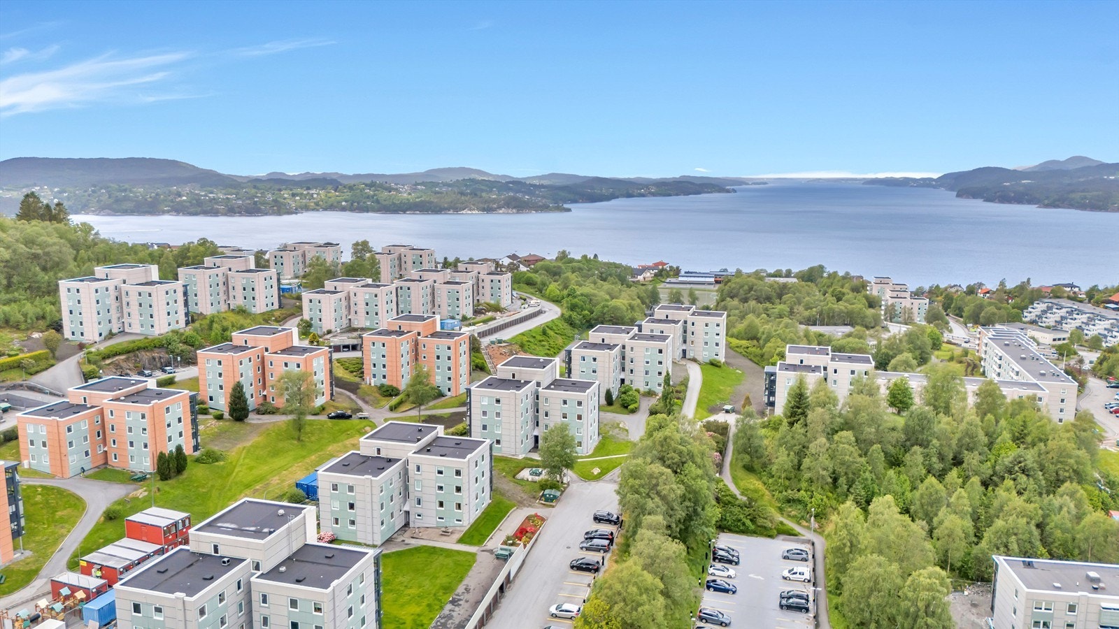 Leiligheten ligger fint til i et rolig og godt etablert boligområde med få minutters gange til busstopp, dagligvarebutikker, skole og barnehager. Galleribilde