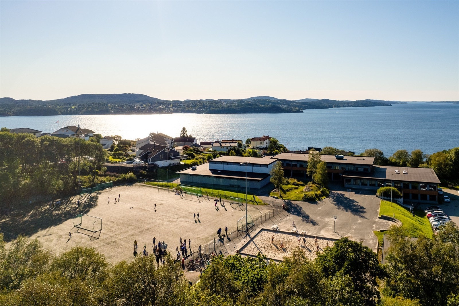 Mjølkeråen ungdomsskole med fotballbane og volleyballbane. Galleribilde