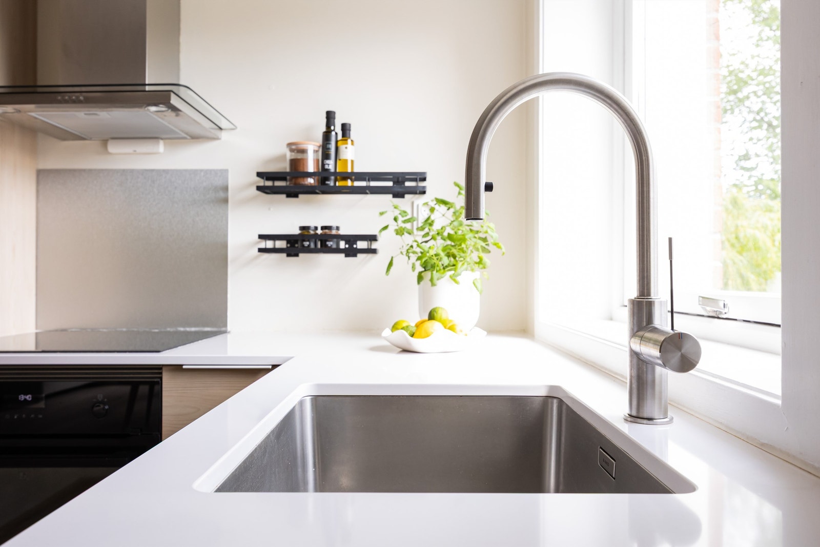 Kjøkkenet har underlimt oppvaskkum av rustfritt stål med ett-greps armatur. Galleribilde