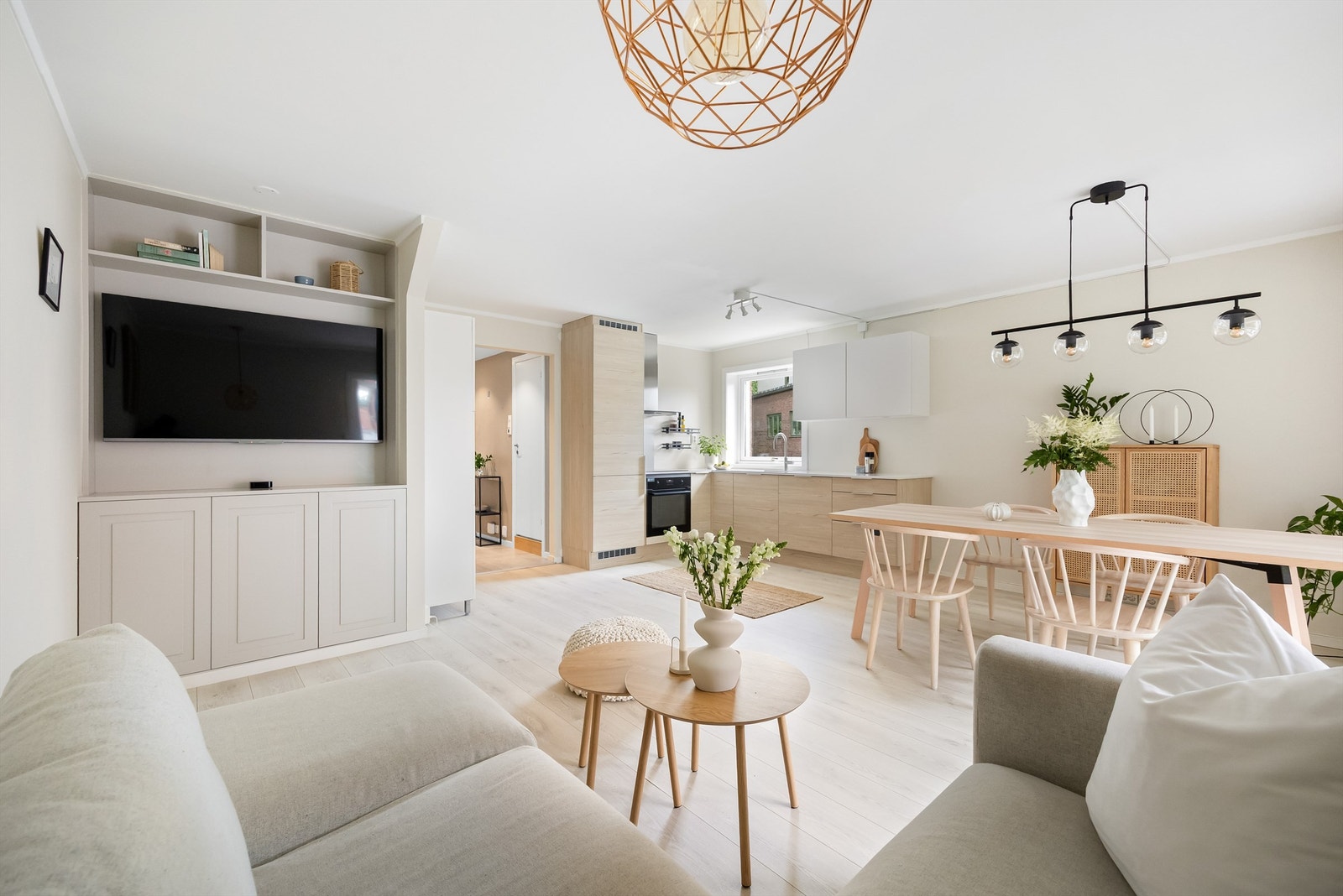 Leiligheten er malt i delikate og lyse farger. Galleribilde