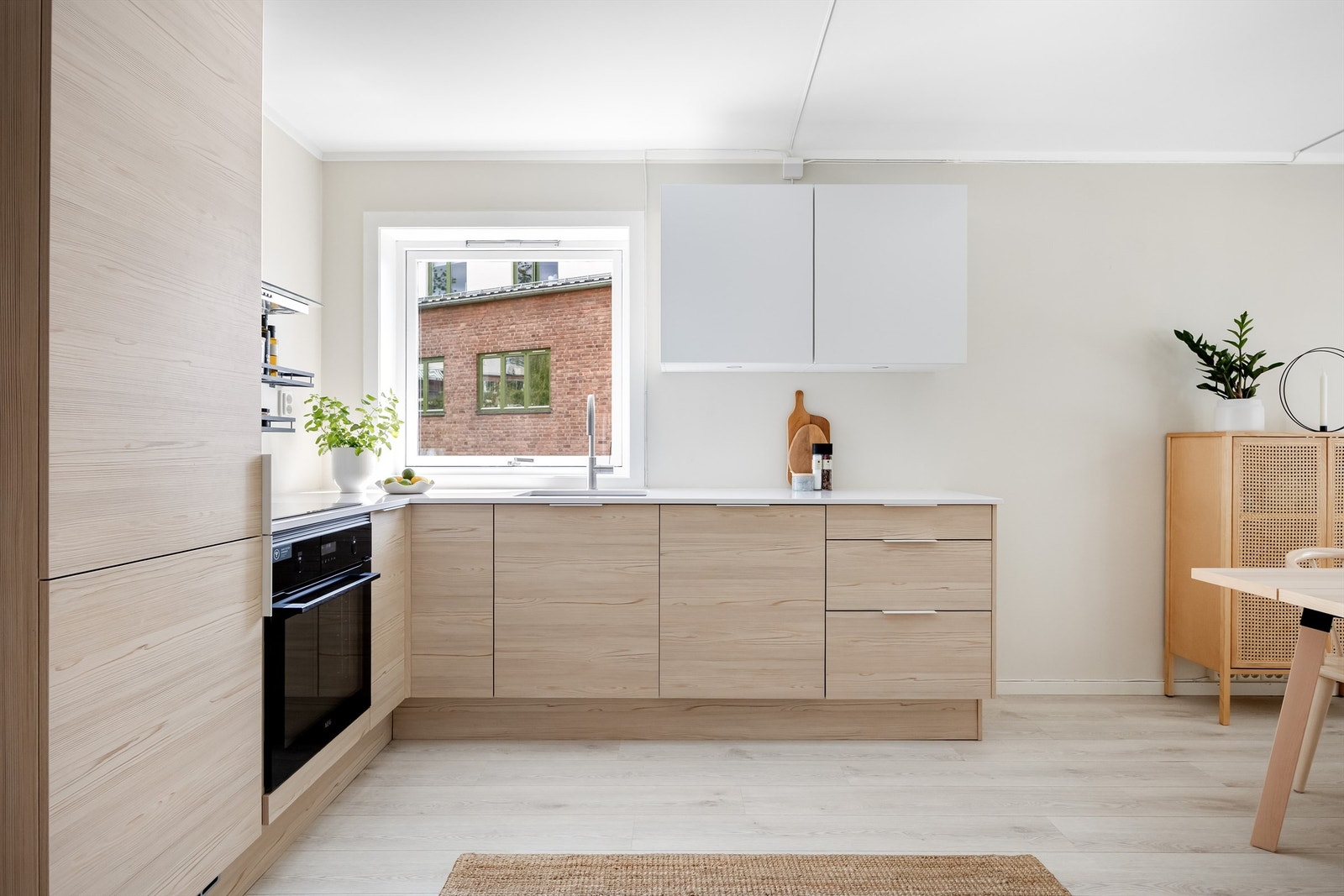 Det er skap med glatte fronter, og benkeplate i stein/kompositt. Galleribilde