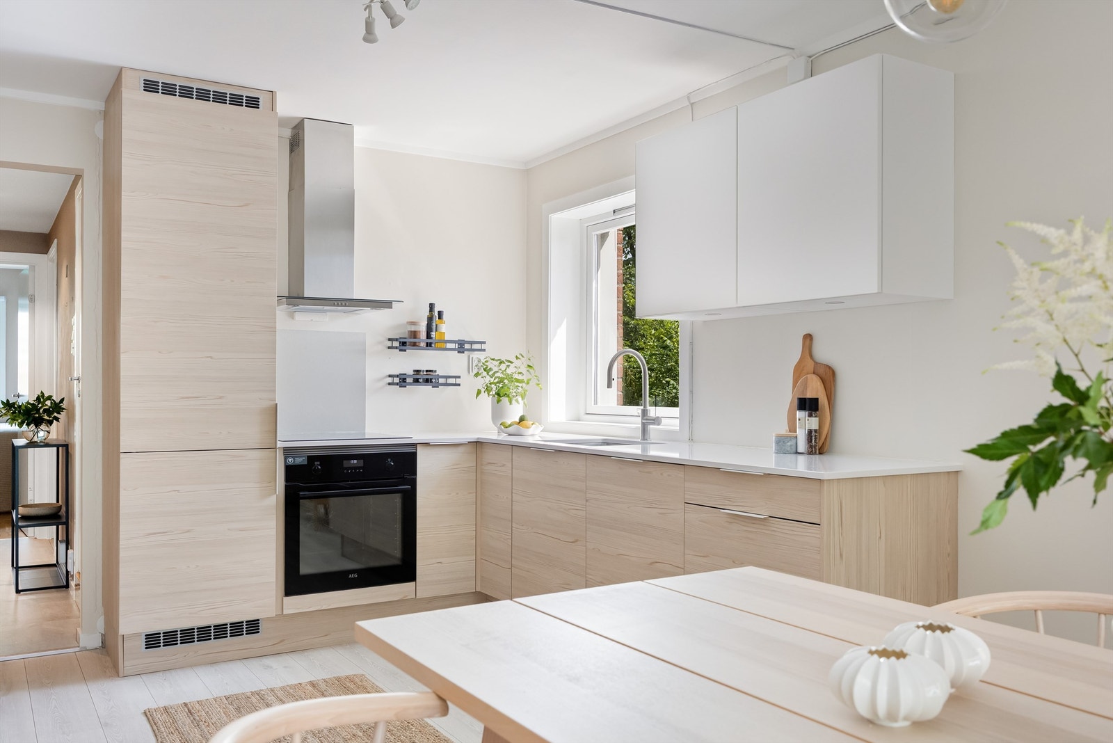 Leilighetens kjøkken ble oppgradert i 2023 og er levert av HTH. Galleribilde