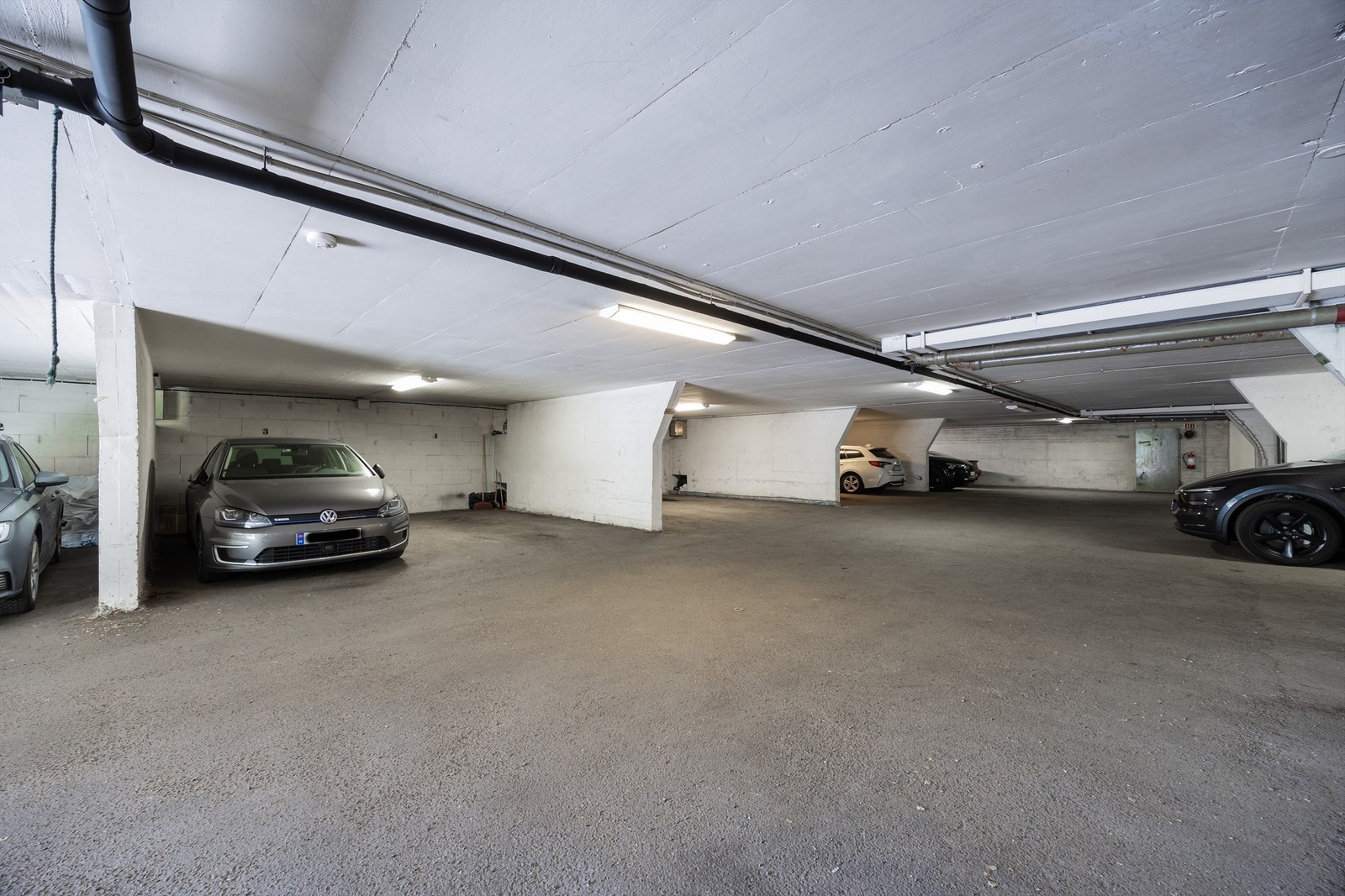 Det er mulighet for leie av garasjeplass. Garasjeplass leies for rett i overkant av 700 kr/mnd. Ingen på venteliste pr. dd. Det blir ledig 2-3 plasser i juli i følge styret. Galleribilde