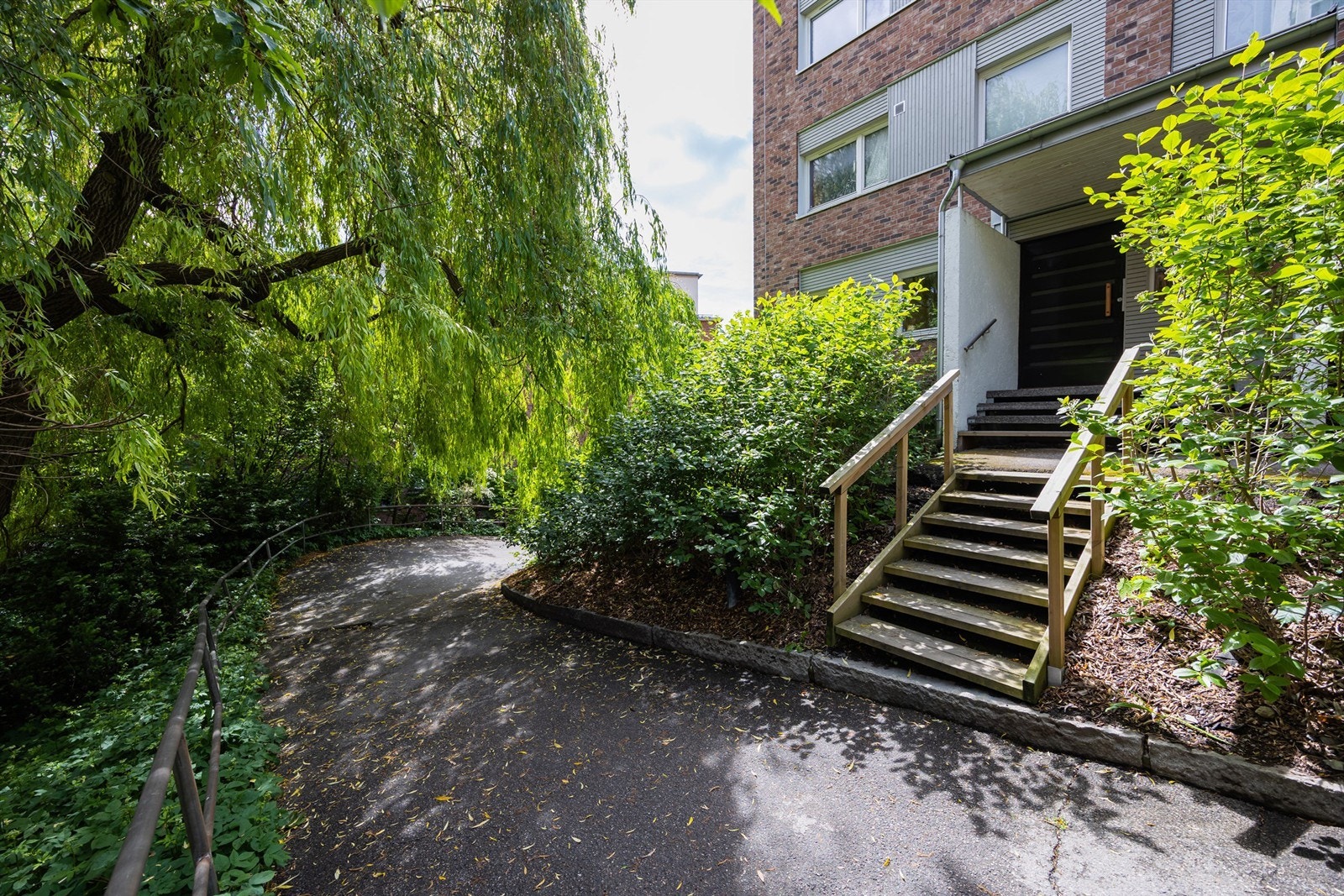 Inngangspartiet ligger tilbaketrukket og skjermet. Galleribilde