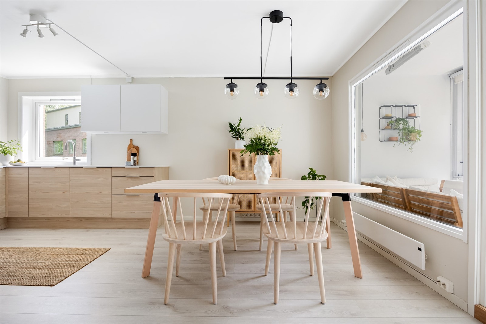 Fra spisebordet ser man ut på leilighetens trivelige balkong. Galleribilde