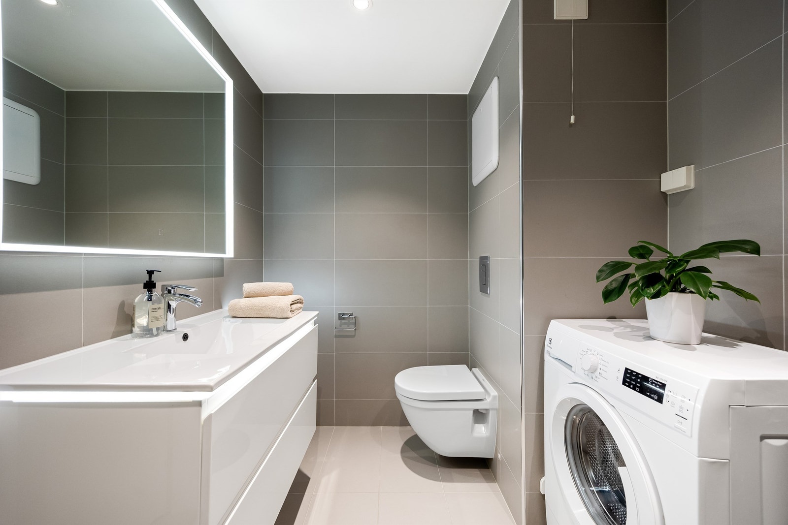 Delikat baderom fra 2015 med flislagt gulv med varme og flislagte vegger. Galleribilde