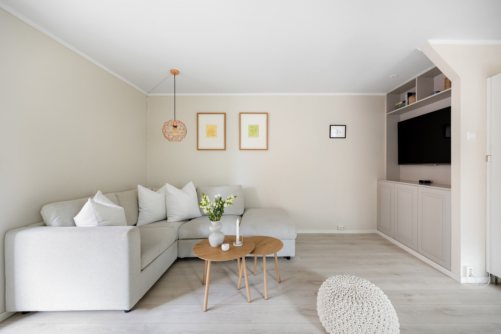 Det er god plass til sofakrok med tilhørende møblement. Det er laget en nisje for tv´en som gir stuen et elegant preg. Galleribilde